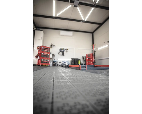 Dílna s podlahovými dlaždicemi, vozíkem na nářadí a pracovní stůl pro kutily