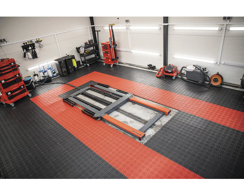 Dílna se zvedákem, vozíky na nářadí a podlahovými dlaždicemi