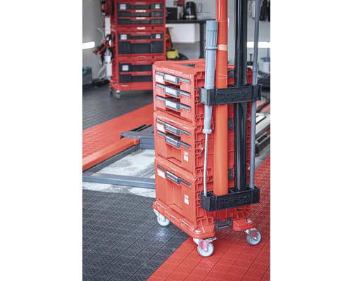 Dílenská scéna s pojízdným vozíkem na nářadí se zásuvkami a držákem na nářadí