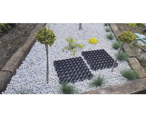 Zahrada se štěrkem a zatravňovacími dlaždicemi