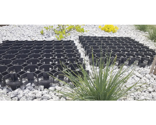 Plastové zatravňovací dlaždice pro upevnění štěrkových ploch v zahradě.