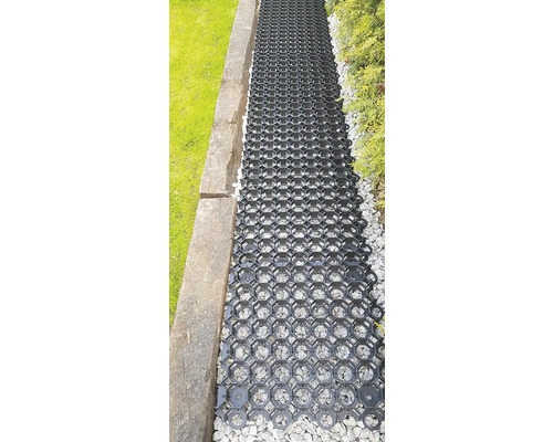 Chodník s zatravňovacími dlaždicemi a štěrkem