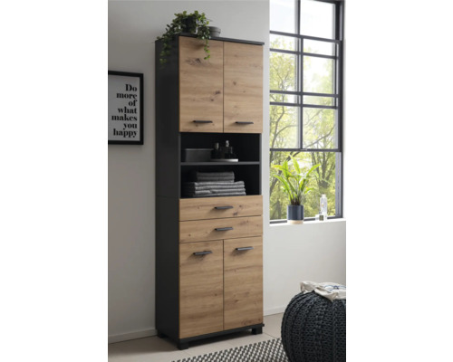 Vysoká skříňka s dvířky a zásuvkami v koupelně