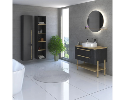 Koupelna s umyvadlem, zrcadlem, koupelnovou skříňkou a rostlinou