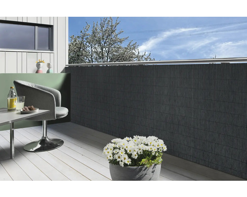 Balkon s ochranou soukromí, židle, stůl a květináč s kopretinami