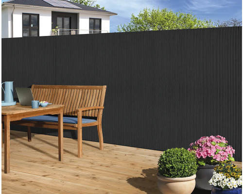 Zahradní scéna s plotem na ochranu soukromí, dřevěným stolem a lavičkou