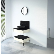 Moderní koupelna s umyvadlem, zrcadlem a úložným nábytkem