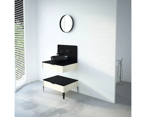 Moderní koupelna s umyvadlem, zrcadlem a úložným nábytkem