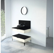 Koupelna s umyvadlem, kulatým zrcadlem a úložným prostorem