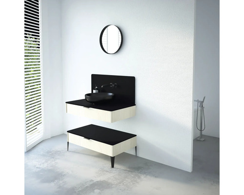 Koupelna s umyvadlem, kulatým zrcadlem a úložným prostorem