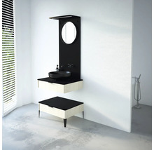 Moderní koupelna s umyvadlem, zrcadlem a spodní skříňkou v minimalistickém designu