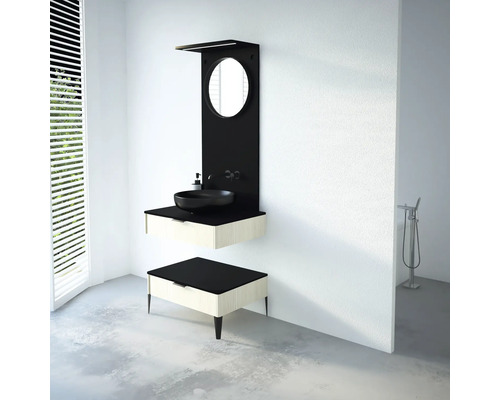 Moderní koupelna s umyvadlem, zrcadlem a spodní skříňkou v minimalistickém designu