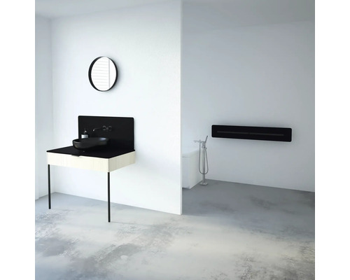 Moderní koupelna s umyvadlem, zrcadlem, vanou a topným žebříkem