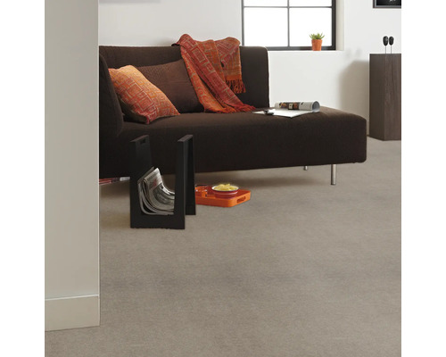 Obývací pokoj s pohovkou, stojanem na noviny a podlahovou krytinou