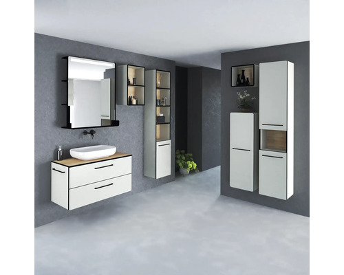 Koupelna s umyvadlem, zrcadlovou skříňkou a závěsnými skříňkami v bílé barvě a vzhledu dřeva