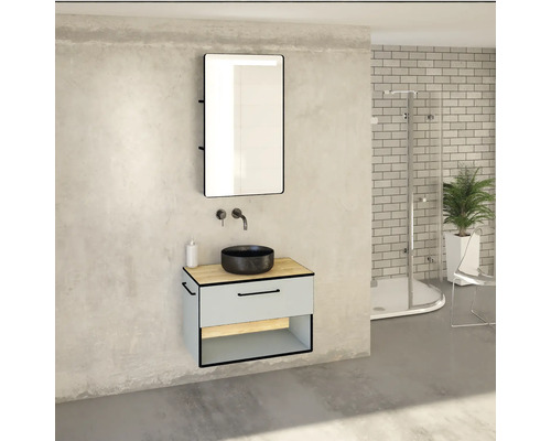 Moderní koupelna s umyvadlem, zrcadlem a sprchou