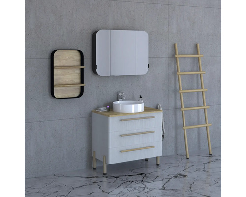 Pohled do koupelny s umyvadlovou skříňkou, zrcadlovou skříňkou, policí a žebříkem