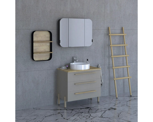 Koupelna s umyvadlem, zrcadlem, policí a žebříkem