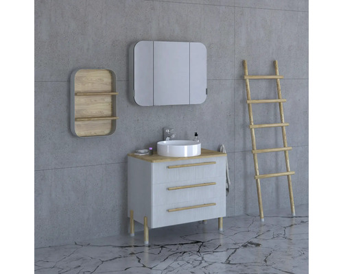 Koupelna s umyvadlovou skříňkou, zrcadlovou skříňkou, policí a žebříkem