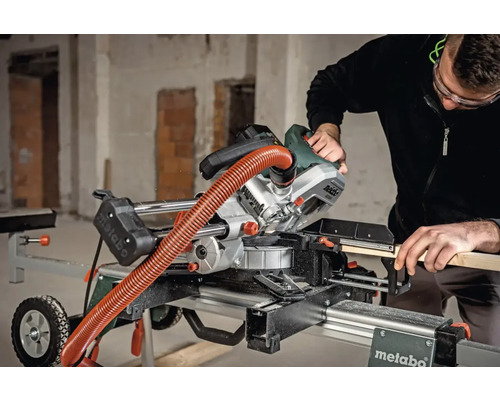 Osoba obsluhuje pokosovou pilu Metabo na pracovním stole.