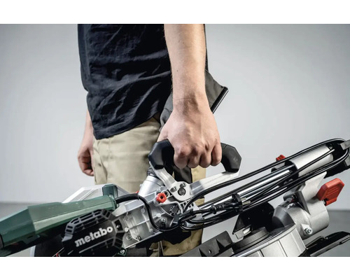 Osoba drží pokosovou pilu Metabo.