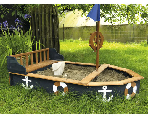 Pískoviště ve tvaru lodi s kotvou a záchranným kruhem na zahradě