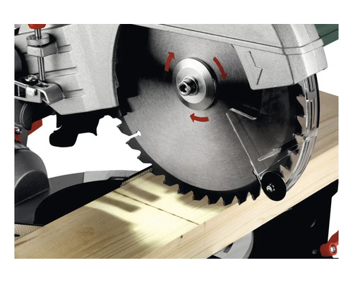 Pokosová pila řeže kus dřeva