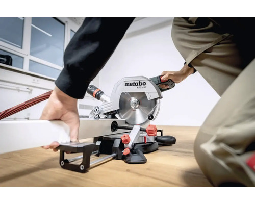 Pokosová pila Metabo KS 216 M při řezání obrobku
