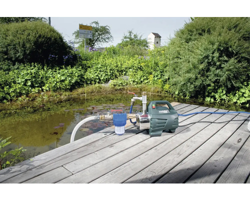 Zahradní čerpadlo Metabo na dřevěném mole u rybníka na zahradě