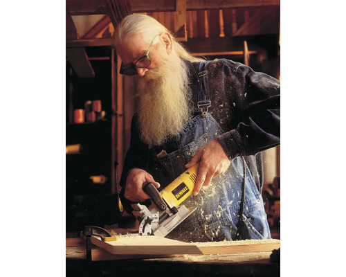 Muž používá lamelovací frézku DeWalt k opracování dřevěné desky.