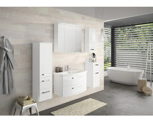 Koupelna s umyvadlem, zrcadlovou skříňkou, vysokými skříněmi a vanou