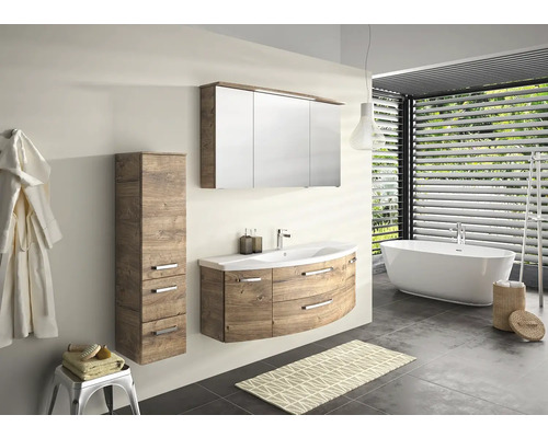 Koupelna s umyvadlem, zrcadlovou skříňkou, vysokou skříňkou a vanou ve světlém a přátelském designu
