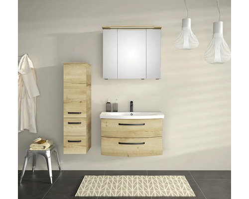 Moderní koupelna s umyvadlem, zrcadlovou skříňkou a vysokou skříní ve vzhledu dřeva