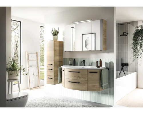 Světlá koupelna s umyvadlem, zrcadlovou skříňkou, vysokou skříňkou a vanou.