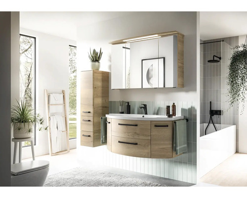 Moderní koupelna s umyvadlem, zrcadlovou skříňkou, vysokou skříní a vanou