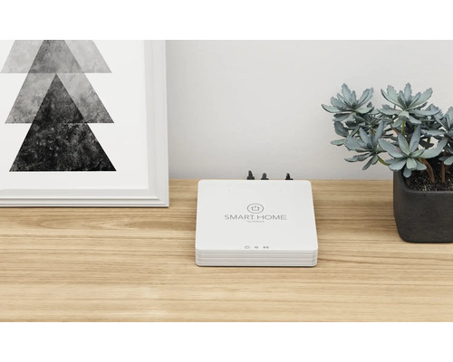 Centrála chytré domácnosti na stole s dekorací