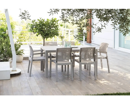 Zahradní scéna s jídelním stolem a židlemi na terase