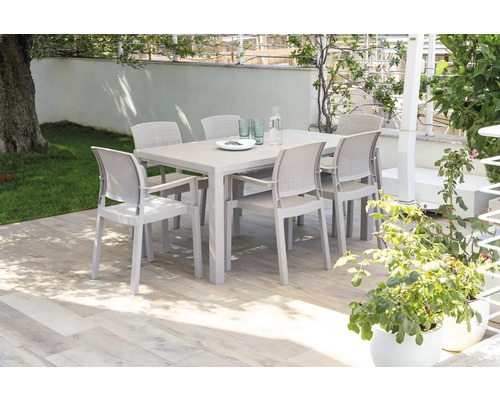 Zahradní scéna s jídelním stolem a židlemi venku