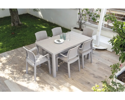 Zahradní sedací souprava s jídelním stolem a šesti židlemi na terase