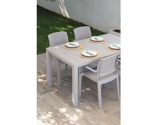 Zahradní stůl se židlemi a nastavením místa venku