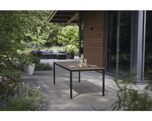 Zahradní scéna s jídelním stolem, nádobím a rostlinami