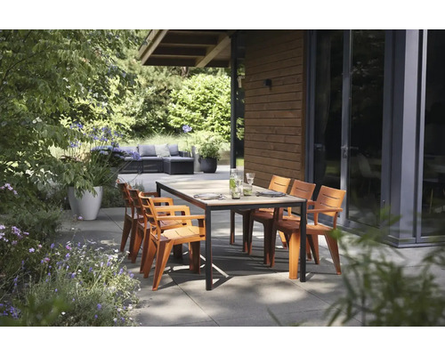 Zahradní scéna s jídelním stolem a židlemi na terase