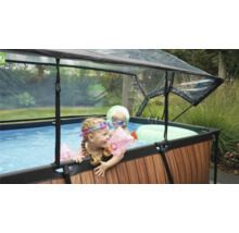 Nadzemní bazén se střechou a hrajícími si dětmi na zahradě