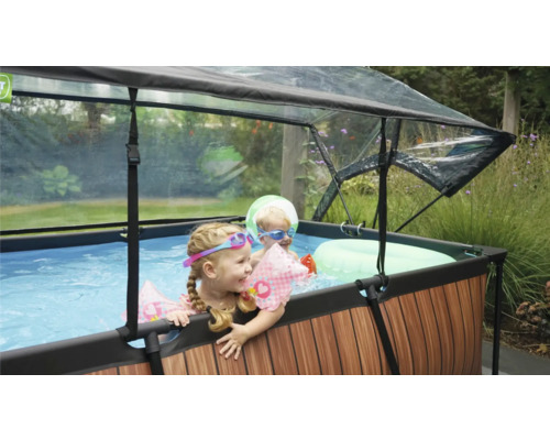 Nadzemní bazén se střechou a hrajícími si dětmi na zahradě