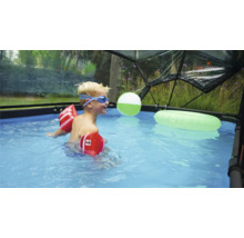 Dítě s plovacími rukávky a plaveckými brýlemi v bazénu pod bazénovou kupolí