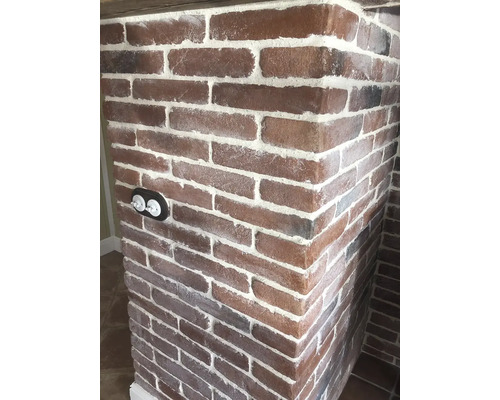 Detail rohu z cihel se zásuvkou