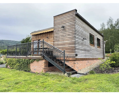 Moderní dřevěný dům s terasou, schodištěm a zahradou
