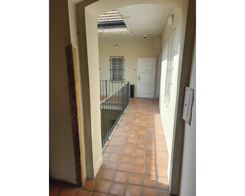 Chodba s dlažbou, zábradlím a dveřmi