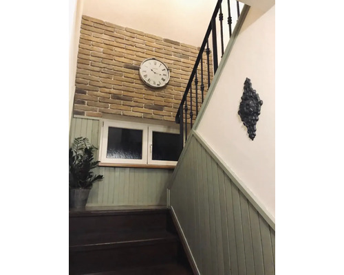 Schodiště s dřevěným schodištěm, nástěnnými hodinami a dekorativní nástěnnou aplikací