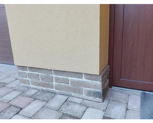 Vnější pohled na dům s fasádou, soklem a dlažebními kostkami